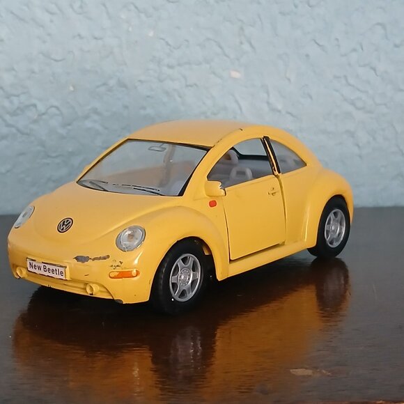 KINSMART VOLKSWAGON NEW BEETLE YELLOW SCALE 1/32 - Picture 1 of 8